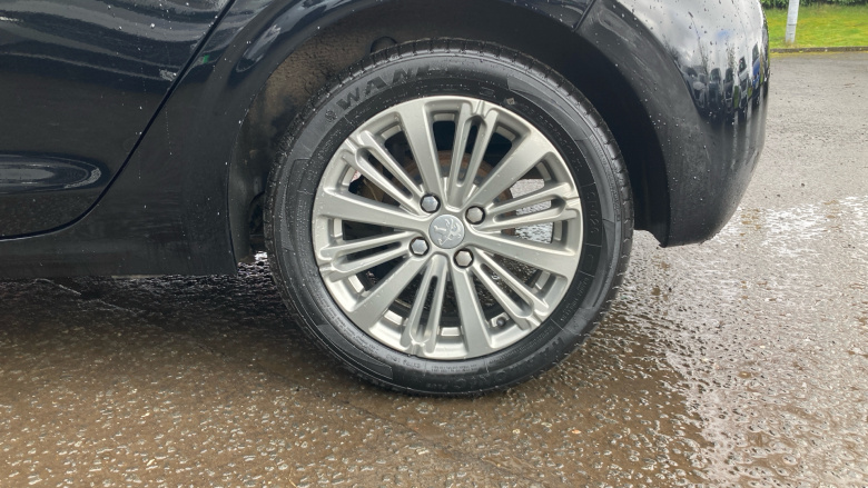 Peugeot 208 1.2 PureTech 82 Signature 5dr [Start Stop] Petrol Hatchback